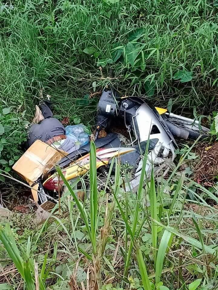 Hai hung thi the nguoi dan ong duoi cong cung xe may