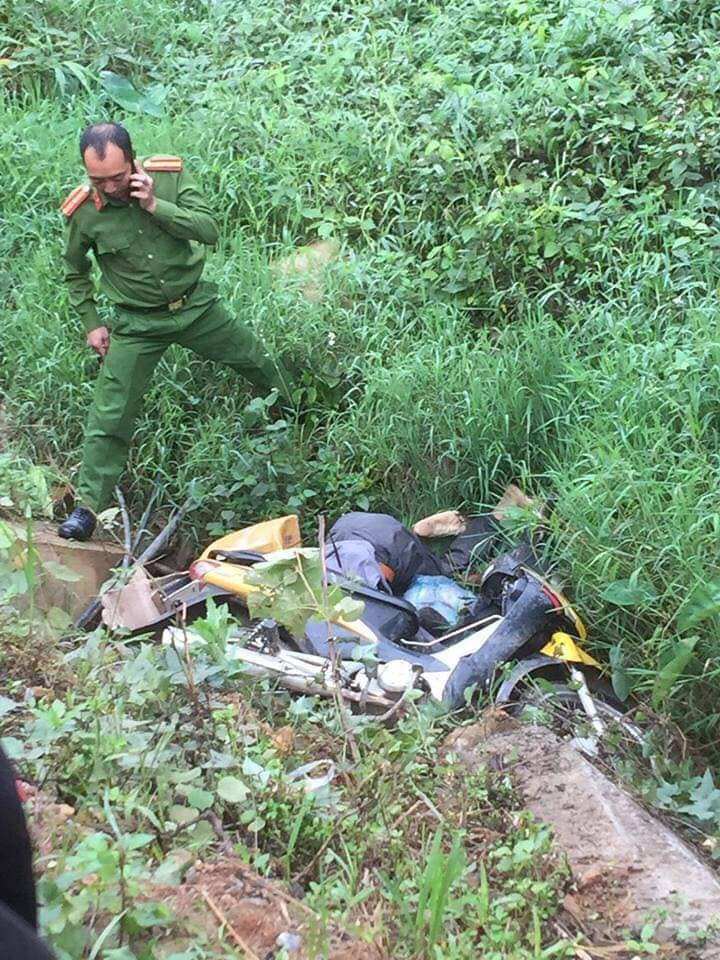 Hai hung thi the nguoi dan ong duoi cong cung xe may-Hinh-2