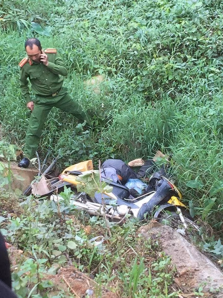 Hai hung thi the nguoi dan ong duoi cong cung xe may-Hinh-2