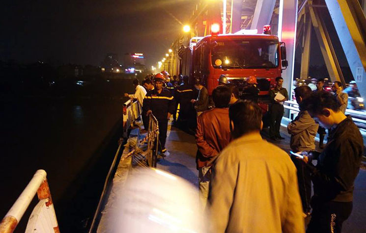 Tiếp nhận tin báo, lực lượng chức năng khẩn trương đến hiện trường phong tỏa, nhanh chóng xác định vị trí tìm kiếm chiếc ô tô đang mất tích dưới sông Hồng.