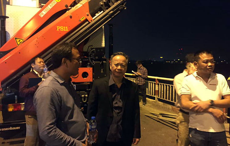 Khuya cùng ngày, Chủ tịch UBND TP Hà Nội đã giao Phó Chủ tịch Thường trực UBND TP Hà Nội Nguyễn Văn Sửu đến hiện trường chỉ đạo công tác tìm kiếm cứu nạn. Phó Chủ tịch thường trực Ủy Ban ATGT Quốc gia Khuất Việt Hùng cũng có mặt phối hợp công tác tìm kiếm cứu nạn.