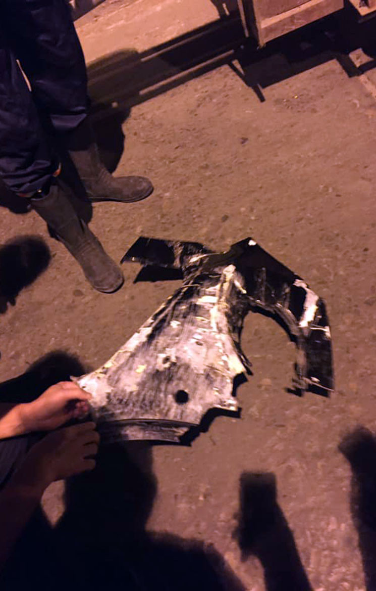 Một số mảnh vỡ chiếc xe gặp nạn còn lại ở phía trên cầu Chương Dương.