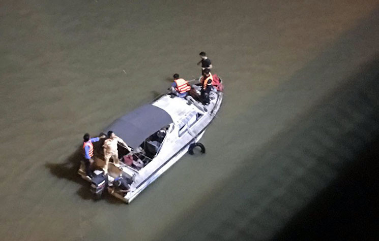 Lực lượng chức năng xác định vị trí chiếc xe gặp nạn, tìm kiếm xung quanh khu vực cầu Chương Dương.