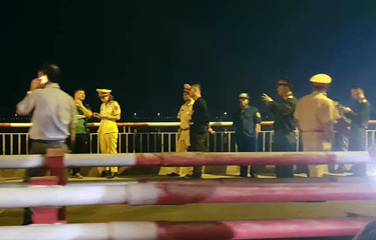 Theo cơ quan chức năng, vị trí xảy ra vụ việc được xác định là nhịp cầu 19 cầu Chương Dương, hướng từ Long Biên sang trung tâm Hà Nội.