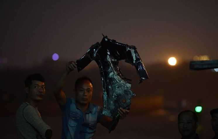 Đến khoảng 23h30, lực lượng cứu hộ tìm được mảnh vỡ trôi trên mặt nước nghi là của xe ô tô đang mất tích. Ảnh: Báo tin tức.