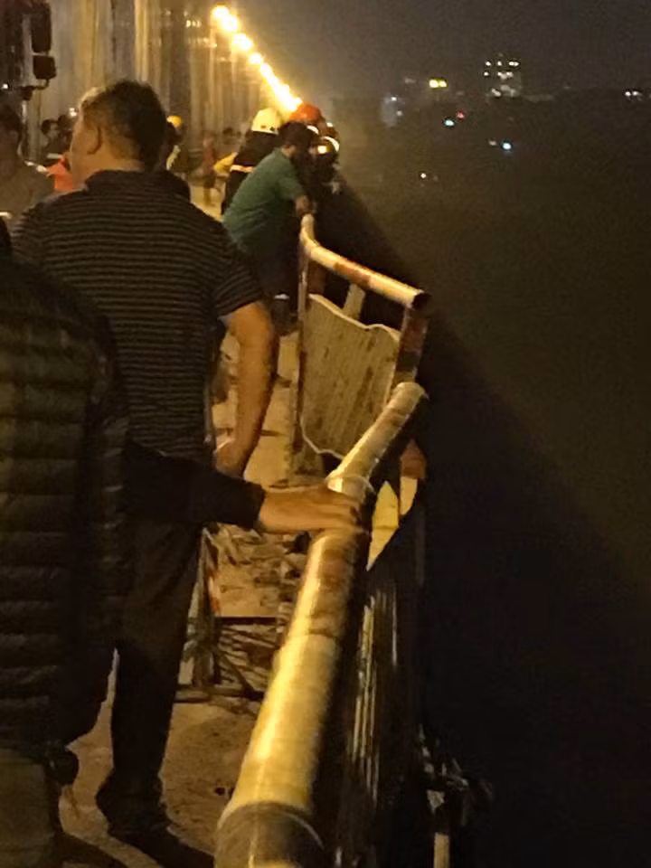 Xem lai cuoc tim kiem xe o to lao qua cau Chuong Duong-Hinh-2