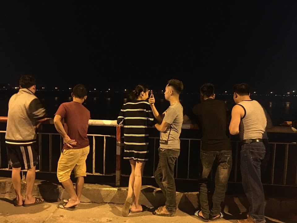 Dù đã khuya nhưng người dân vẫn tập trung, xếp hàng trên cầu Chương Dương để theo dõi công tác tìm kiếm.