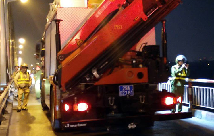 Cảnh sát phân luồng giao thông trên cầu Chương Dương.