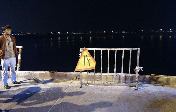 Một nhân chứng cho biết, chiếc xe ô tô rơi xuống sông Hồng rồi chìm rất nhanh. Do thời điểm xảy ra tai nạn trời tối nên không ai nhìn thấy những người có mặt trên xe có kịp thoát ra ngoài hay không.