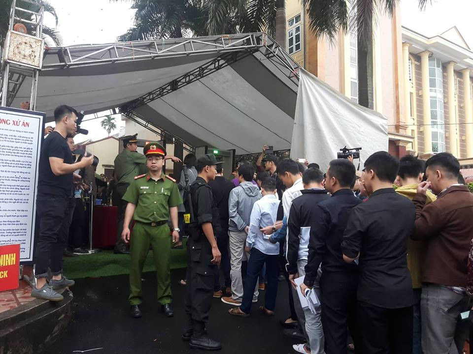 Lực lượng an ninh kiểm tra nghiêm ngặt.