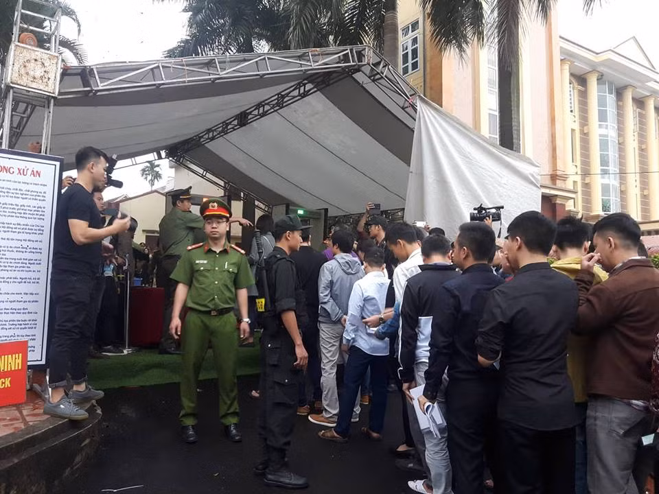 Lực lượng an ninh kiểm tra nghiêm ngặt.