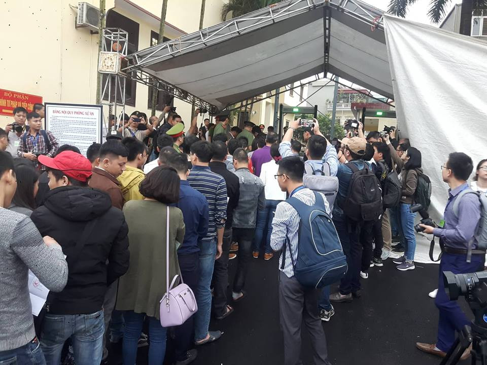 Trong số 92 bị cáo thì có 85 bị cáo đang được tại ngoại. Những người này đều đã được TAND tỉnh Phú Thọ tống đạt giấy triệu tập và có mặt đến phiên tòa từ khoảng 6h45.