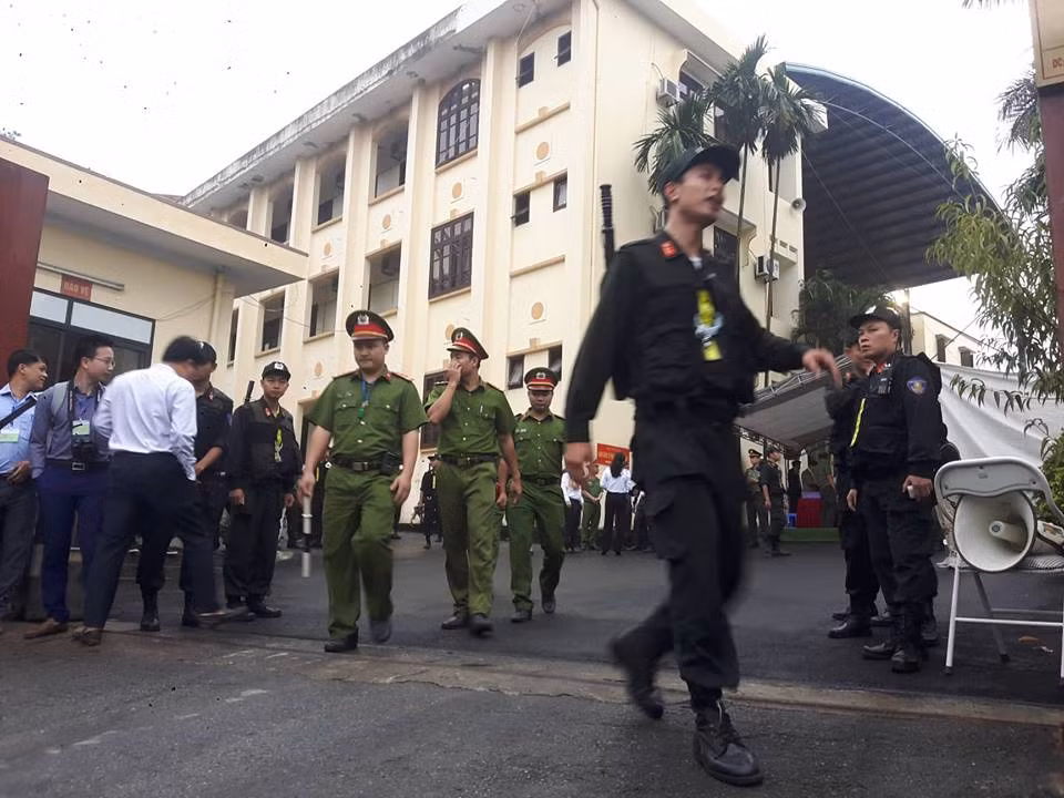 Được biết, HĐXX phiên tòa này sẽ có 5 người, gồm 2 thẩm phán, 3 hội thẩm nhân dân, 4 đại diện VKSND. HĐXX sẽ dành khoảng 10 ngày để xét hỏi, còn 5 ngày để nghị án.