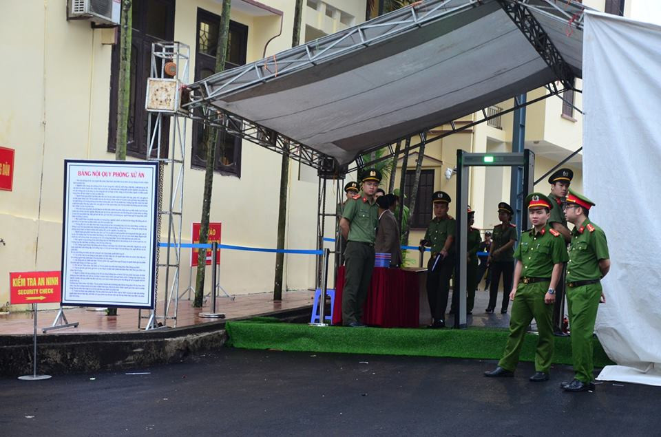 Từ sáng sớm, hàng trăm cán bộ, chiến sĩ các lực lượng chức năng đã vào vị trí sẵn sàng để đảm bảo an ninh cho phiên xử. Đây là phiên tòa huy động lực lượng cảnh sát bảo vệ đông kỷ lục tại Phú Thọ.