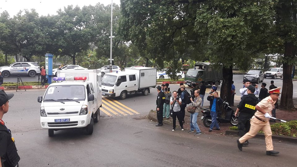 Khoảng 7h15, xe đặc chủng của cảnh sát lần lượt áp giải ông Phan Văn Vĩnh cùng các bị cáo đến phiên tòa.