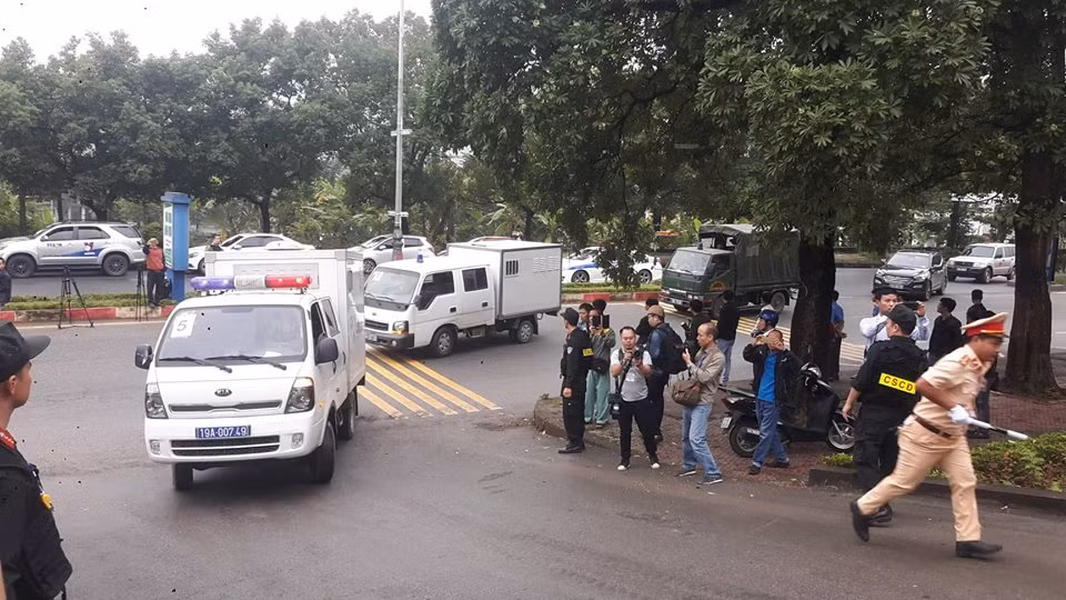 Khoảng 7h15, xe đặc chủng của cảnh sát lần lượt áp giải ông Phan Văn Vĩnh cùng các bị cáo đến phiên tòa.