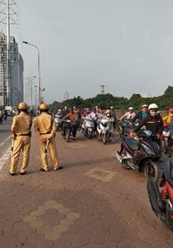 De dong nguoi un un dat xe may nguoc chieu, CSGT Ha Noi noi gi?