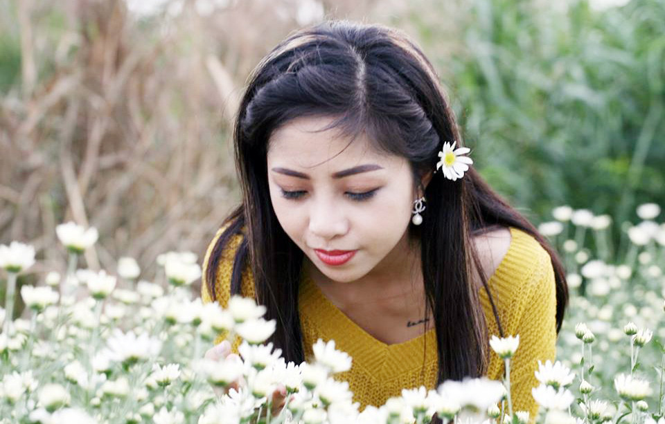 Cô gái tạo hình duyên dáng bên cúc họa mi.