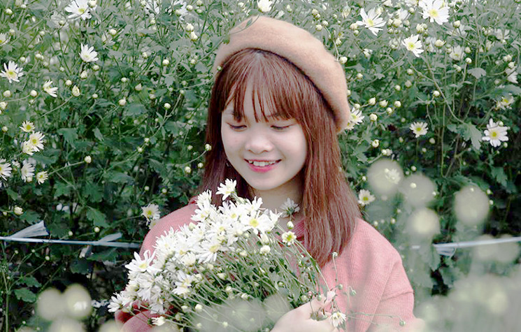 Dù chủ vườn thu mỗi người vào với giá từ 30 nghìn đồng đến 50 nghìn đồng/người, nhưng điều này không làm các cô gái ngần ngại.