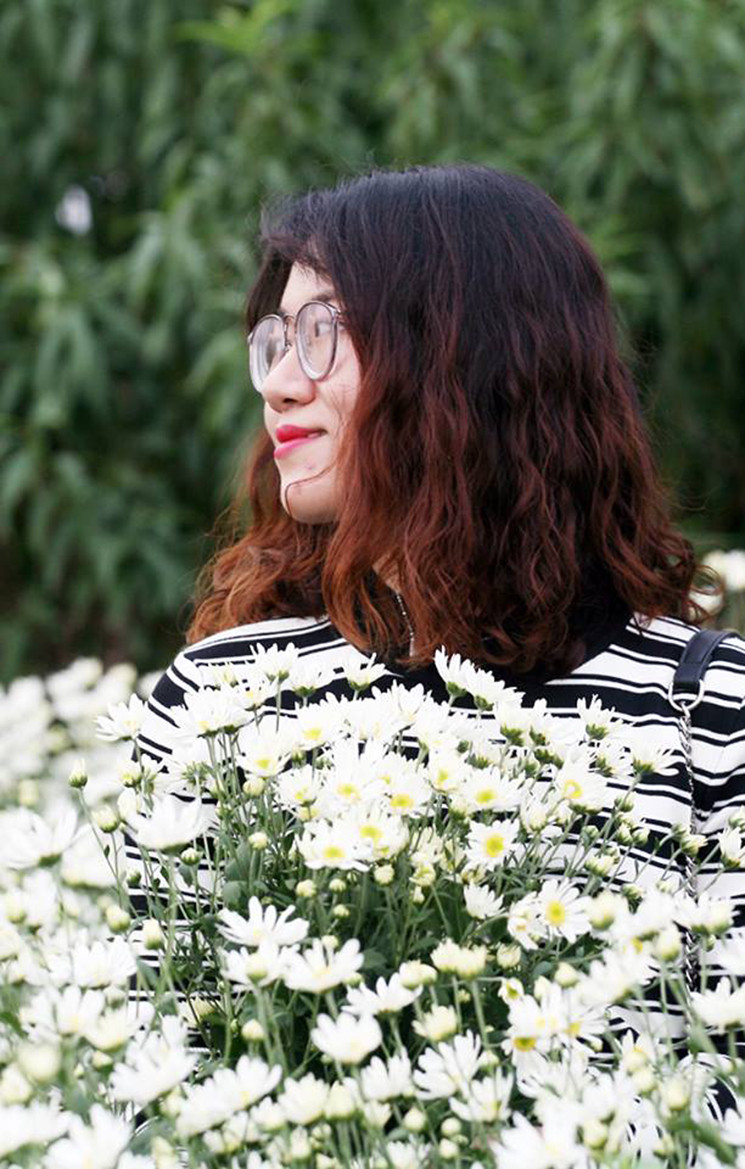 Góc chụp "nghiêng thần thánh" được cô gái tạo dáng ở vườn cúc họa mi.