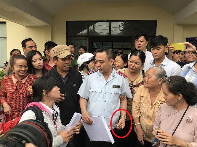 Can bo tiep cong dan co bi cam cam xi ga?