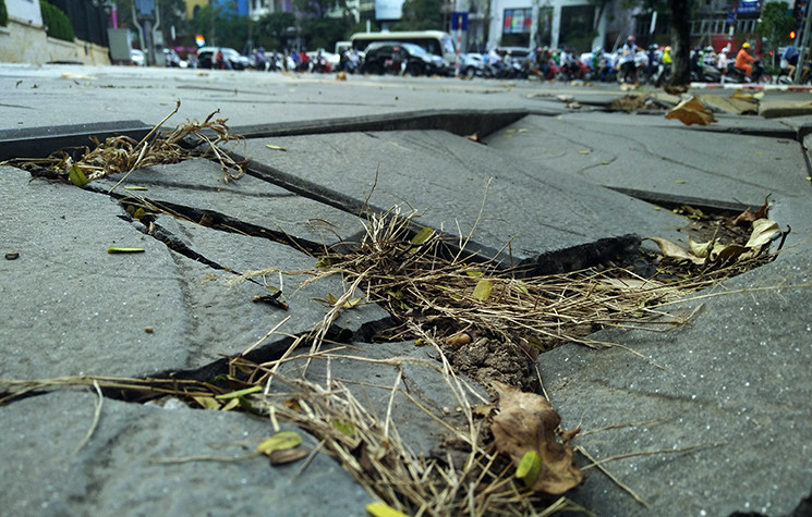  Vỉa hè đường Trần Duy Hưng tại nút giao đường Hoàng Đạo Thúy (quận Cầu Giấy, TP Hà Nội) đang xuất hiện nhiều hố trồi sụt lún như ổ gà, ổ voi.