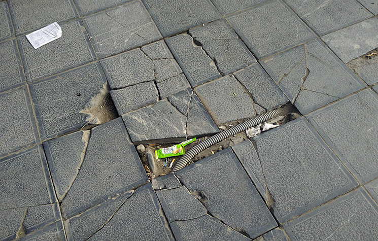 Một số vị trí khác trên đường Trần Phú đá vỡ "nhường" đường đi cho hệ thống cáp điện bên dưới.