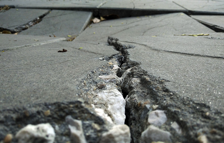 Đá bị nứt toạc hư hỏng.