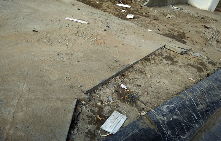 Đá vỉa hè Hà Nội còn bị đào phá nham nhở, bật tung đi đâu không biết.