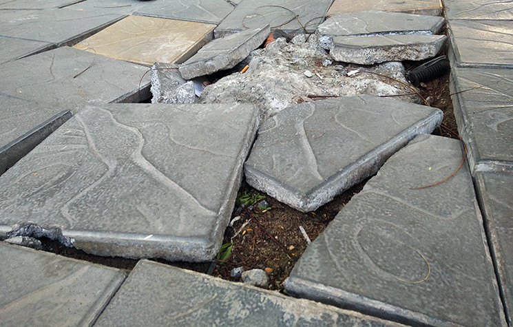 Thậm chí nhiều chỗ miếng đá tự nhiên còn bị vỡ thành 3,4 mảnh rồi bật tung ra khỏi vị trí.