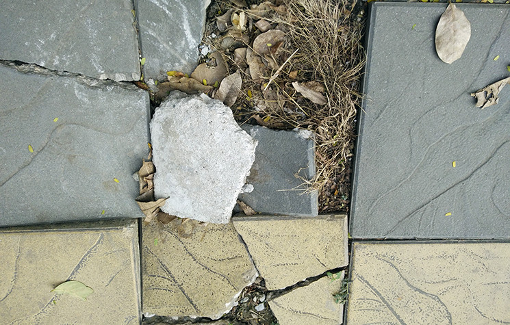 Những miếng đá tự nhiên có độ dày khoảng 4cm, kích thước 30x30cm, quảng cáo độ bền 70 năm tại đây đã bị vỡ nát nhiều đoạn.