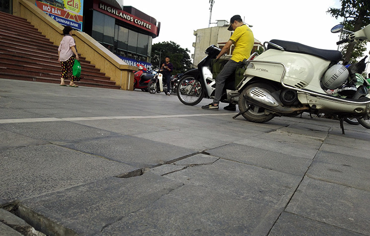 Đá bắt đầu bị rạn vỡ trước địa chỉ số 110 đường Trần Phú.