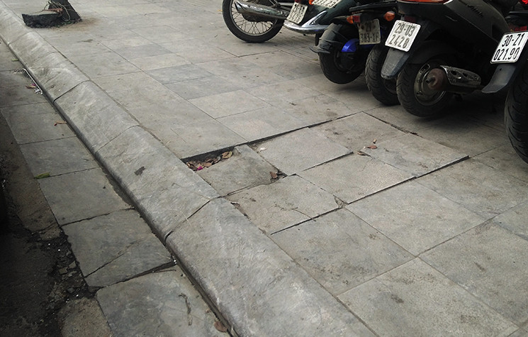 Đá lát trên một số đoạn ở vỉa hè đường Nguyễn Trãi cũng đang chung số phận nứt, lún, hư hỏng...
