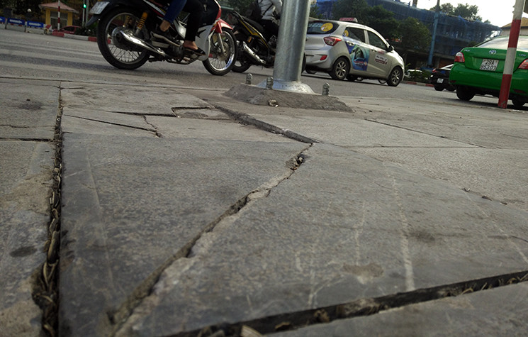 Đá trên vỉa hè đường Trần Phú (quận Hà Đông, Hà Nội).