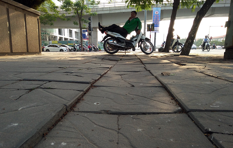 Ngoài ra, cũng trên vỉa hè đường Trần Duy Hưng, đoạn gần cầu vượt Hoàng Minh Giám, đá bị vỡ sụt xuống, người đi đường quan sát bằng mắt thường đều dễ dàng nhìn thấy.