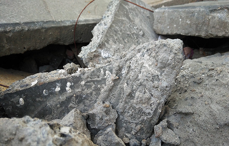 Một số đá tự nhiên khác khi vỡ thành những miếng nhỏ nhọn nằm đè lên nhau lộn xộn giống như cái” bẫy” chờ đâm vào chân người đi bộ.