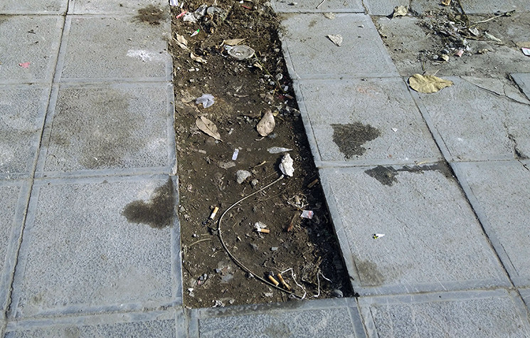 Một số vị trí khác đá lát bỗng dưng "biến mất".