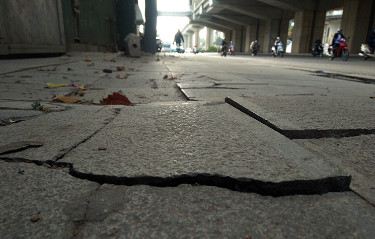 Nhìn cảnh tượng này người dân đều cảm thấy xót xa và băn khoăn về chất lượng, có phải Hà Nội đang lãng phí ngân sách (?!)