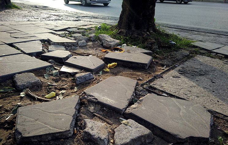 Tương tự, ở nhiều đoạn đá vỉa hè trên đường Nguyễn Chí Thanh (quận Đống Đa) cũng bị bật tung, vỡ thành nhiều miếng nhỏ vụn để lộ ra lớp cát khô bên dưới