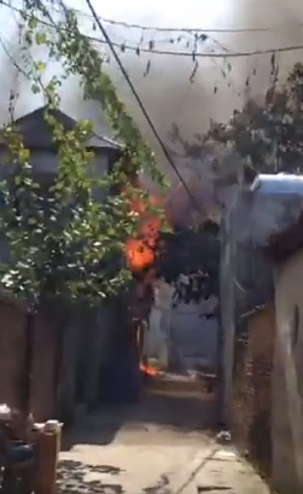 Xuong go boc chay ngun ngut lan sang nha 2 tang o Ha Noi