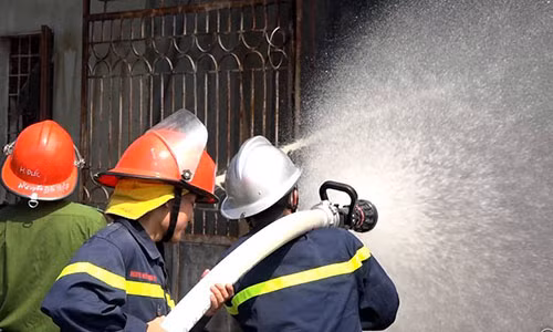 Xuong go boc chay ngun ngut lan sang nha 2 tang o Ha Noi-Hinh-3