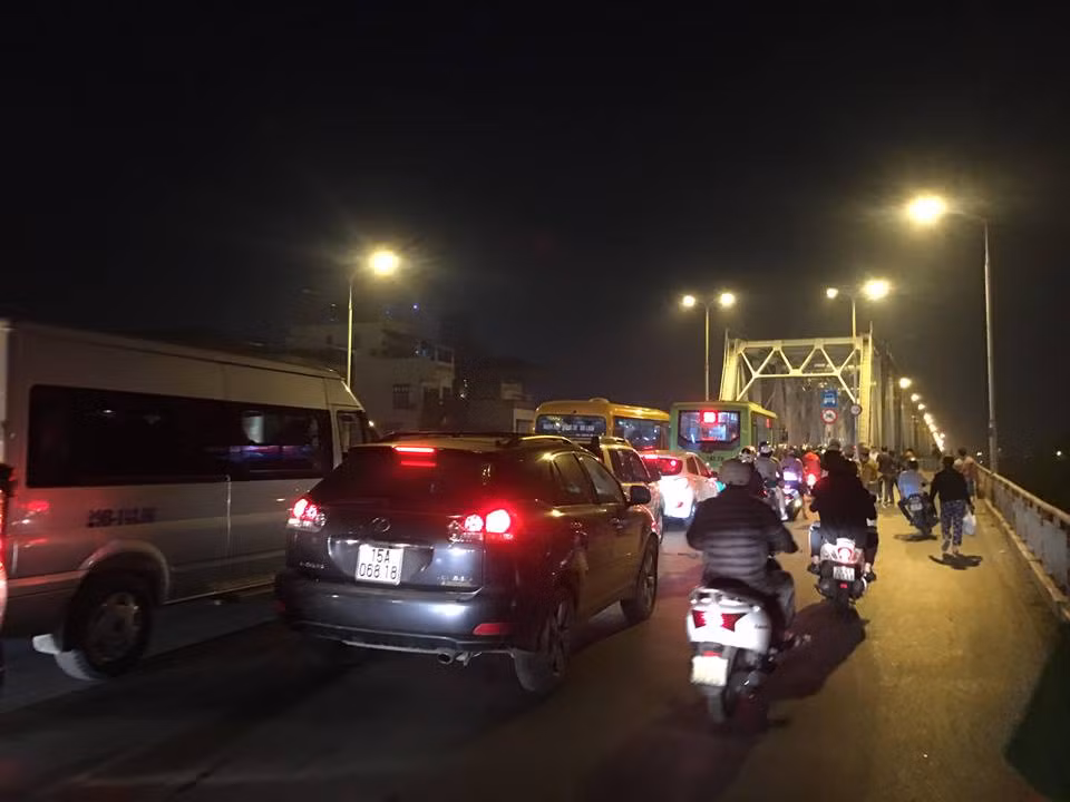 O to dam vao lan can cau Chuong Duong roi xuong song Hong-Hinh-4