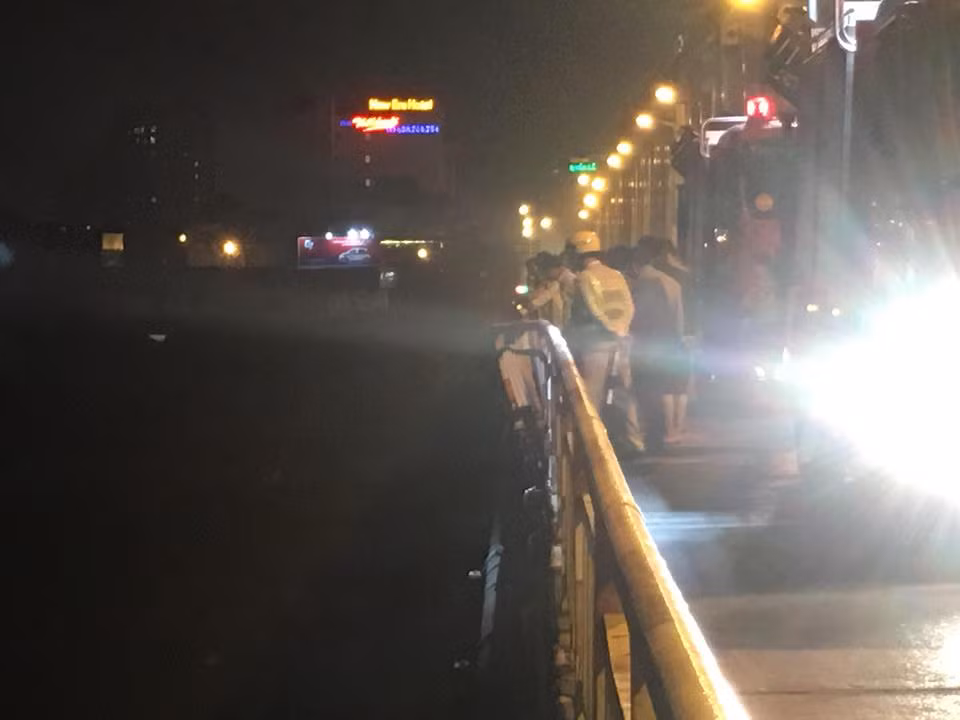 O to dam vao lan can cau Chuong Duong roi xuong song Hong