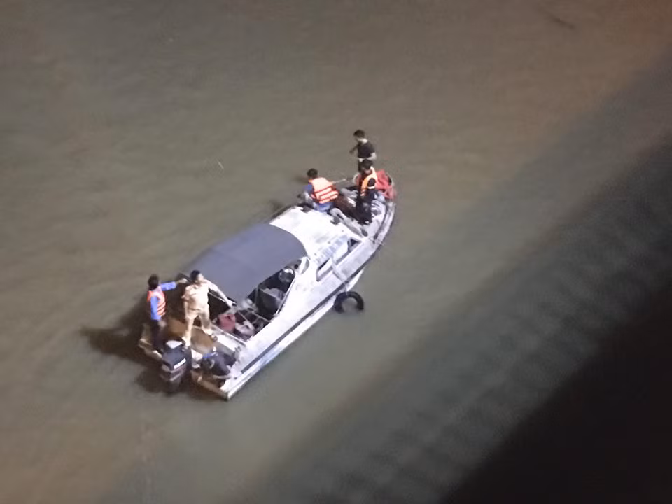 O to dam vao lan can cau Chuong Duong roi xuong song Hong-Hinh-3