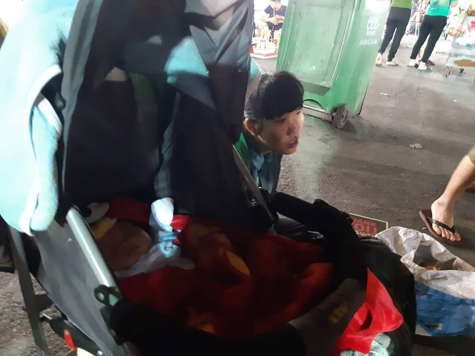 Thong tin bat ngo ve nguoi me cho con 1 thang tuoi ngu via he