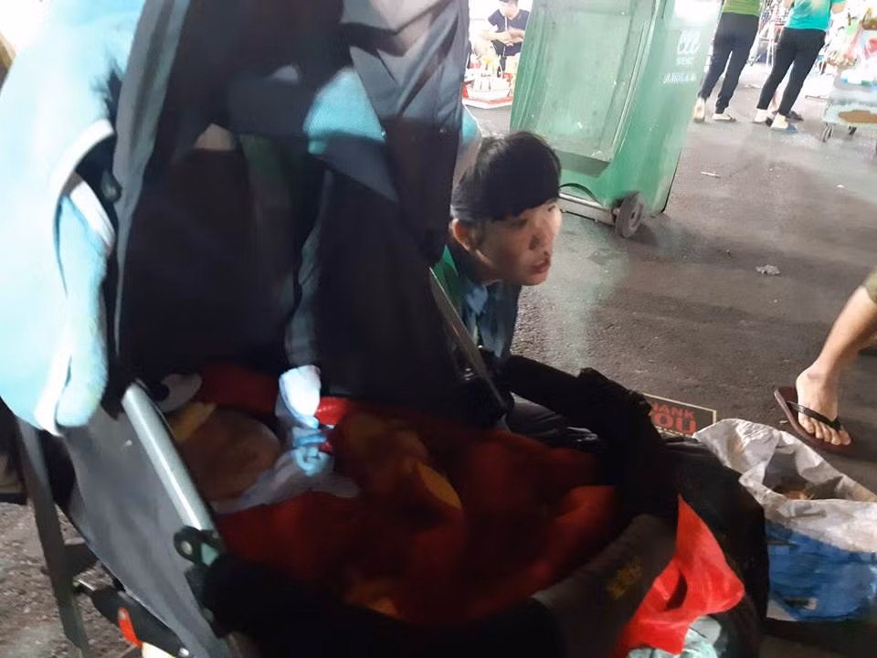 Thong tin bat ngo ve nguoi me cho con 1 thang tuoi ngu via he