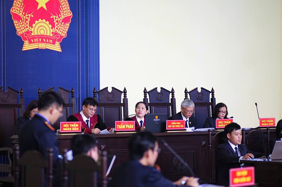 Đại diện VKSND tỉnh Phú Thọ đứng dậy công bố bản cáo trạng truy tố ông Phan Văn Vĩnh cùng 91 bị cáo trước Tòa.