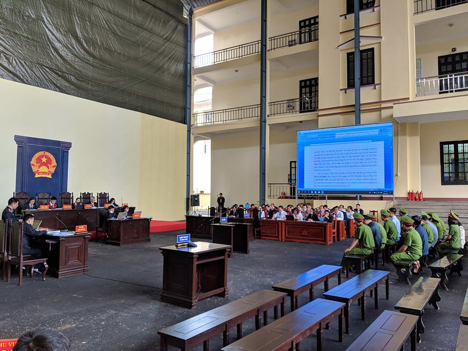 Cáo trạng được trình chiếu công khai tại phiên xử.