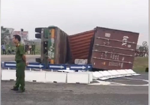 2 phu nu bi thung xe container de chet tai cho-Hinh-2