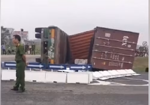 2 phu nu bi thung xe container de chet tai cho-Hinh-2